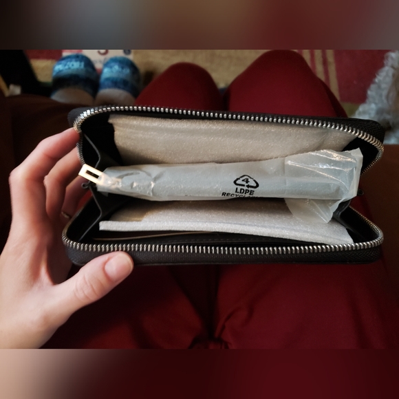 G by GUESS black Tully zip around wallet - Picture 13 of 14